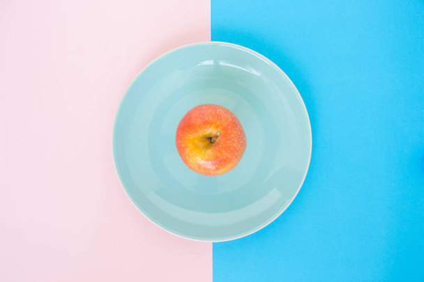 赤いリンゴ、ピンク ・ ブルー ・ ローズ クオーツ セレニティ背景プレート - 写真・画像