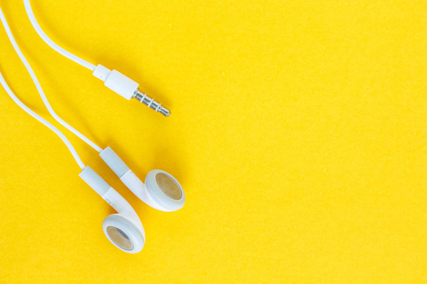 sluchátka nebo sluchátka na žlutém podkladu - Fotografie, Obrázek