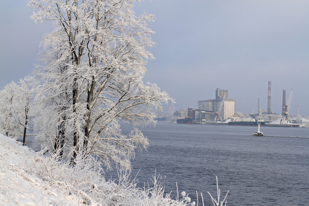 Una vista de la ciudad y el río en el día de invierno congelado
. - Foto, imagen