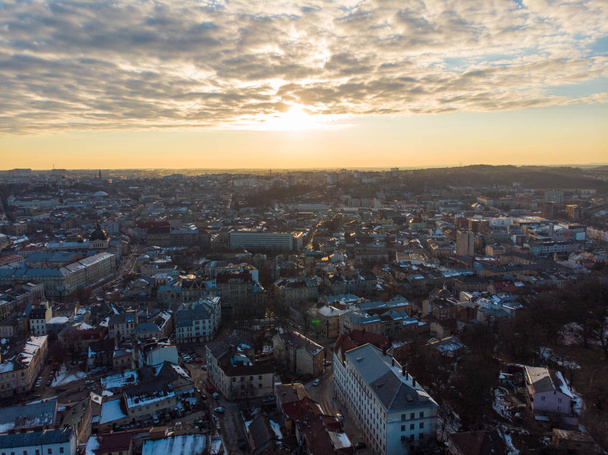 Schönheit Sonnenuntergang über der alten europäischen Stadt. Vogelperspektive - Foto, Bild