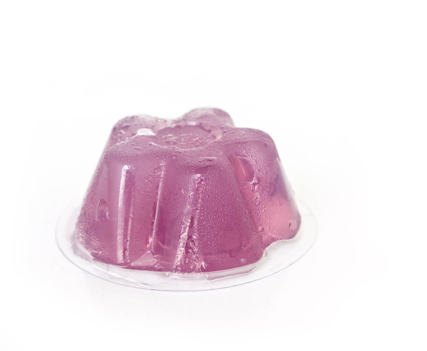 postre de gelatina púrpura sobre fondo blanco
 - Foto, imagen