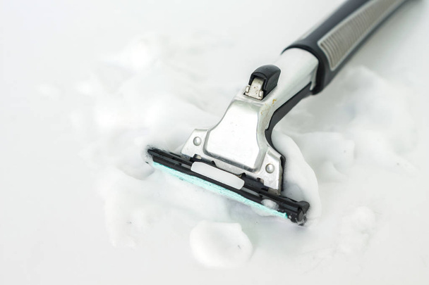 lâmina de barbear e espuma sabão bolha chuveiro de lavagem branco
 - Foto, Imagem