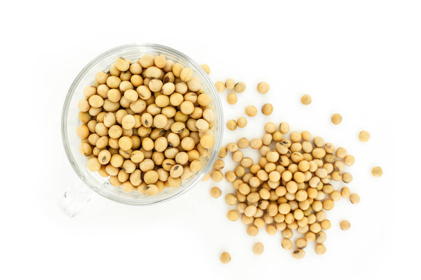soy bean zaad in glazen beker bovenaanzicht gezonde plantaardige voeding natuur achtergrond - Foto, afbeelding