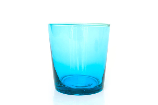 vidro azul vazio no fundo branco
 - Foto, Imagem
