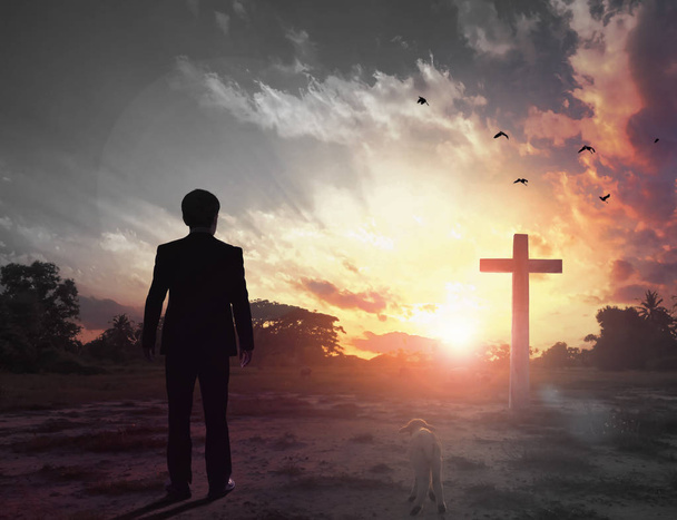 Έννοια των Ευχαριστιών: ένας επιχειρηματίας που στέκεται μπροστά από το σταυρό - Φωτογραφία, εικόνα