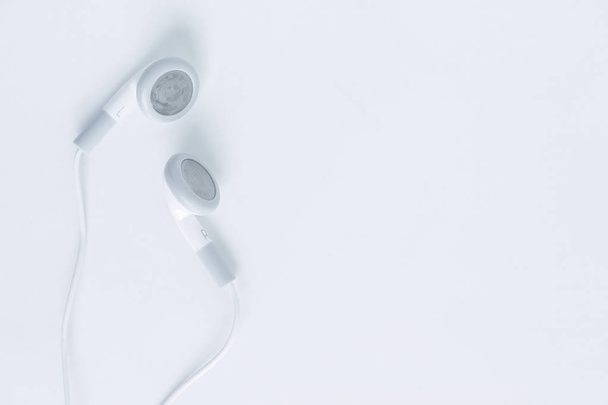 Ohrhörer oder Kopfhörer Draufsicht auf weißem Hintergrund - Foto, Bild