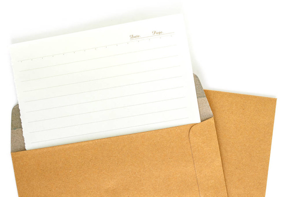 Beyaz arka plan üzerinde kahverengi zarf mektup - Fotoğraf, Görsel