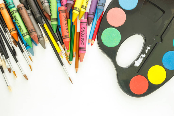 крейдяний олівець пензлик і багатобарвний набір для малювання на білому тлі
. - Фото, зображення