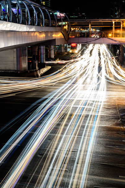 Το φως του αυτοκινήτου στο δρόμο με μποτιλιάρισμα τη νύχτα στην Μπανγκόκ της Ταϊλάνδης. - Φωτογραφία, εικόνα