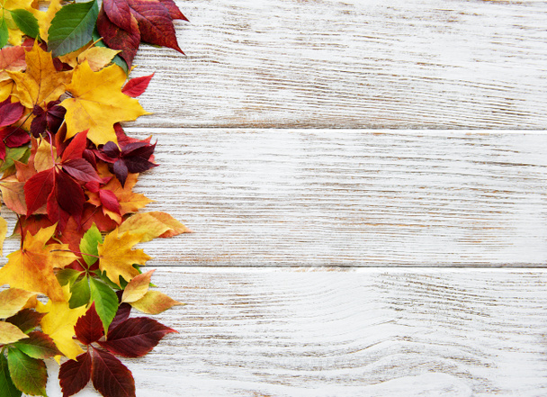 eski ahşap bir masa üzerinde sonbahar yaprakları - Fotoğraf, Görsel