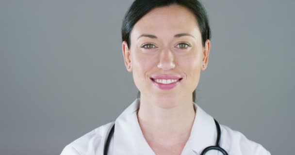 vídeo de mulher branca médico com casaco branco olhando para a câmera com sorriso
  - Filmagem, Vídeo
