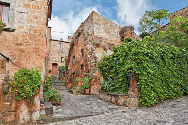 Civita di Bagnoregio, Viterbo, Lazio: il centro storico del borgo medievale costruito sulla collina di tufo fondata in epoca etrusca
 - Foto, immagini