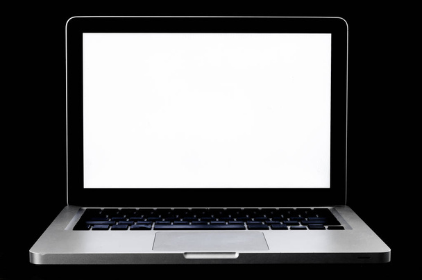 Ноутбук з порожнім екраном ізольовано на чорному тлі
. - Фото, зображення