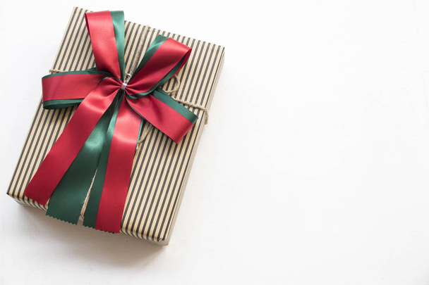 gift box voor speciale in Kerstmis en Nieuwjaar festival dag op witte achtergrond  - Foto, afbeelding