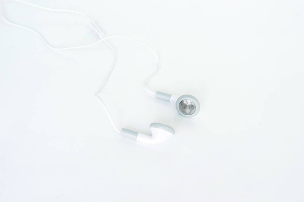 fones de ouvido ou fones de ouvido vista superior sobre fundo branco
 - Foto, Imagem