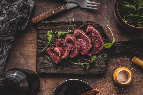 Homemade Beef Steak rare, pepper and salt and little salad - Φωτογραφία, εικόνα