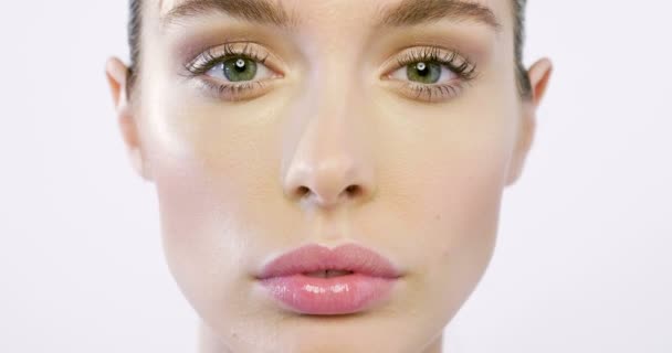 young girl with skin and perfect features shows clean and moisturized skin. concept of creams of beauty and anti-aging, purity and creams for the treatment of wrinkles - Video, Çekim