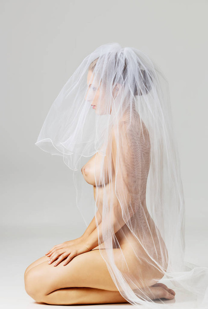 Beautiful nude bride in wedding veil - Fotografie, Obrázek
