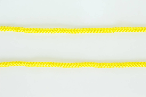 Fili gialli su sfondo bianco
 - Foto, immagini