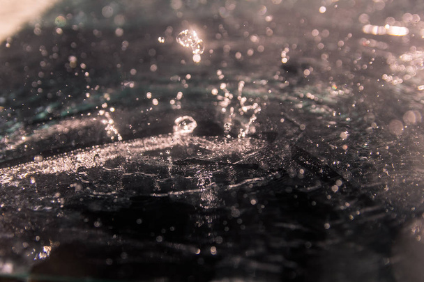 chorro, salpicadura de agua sobre un fondo negro, gotas
 - Foto, Imagen