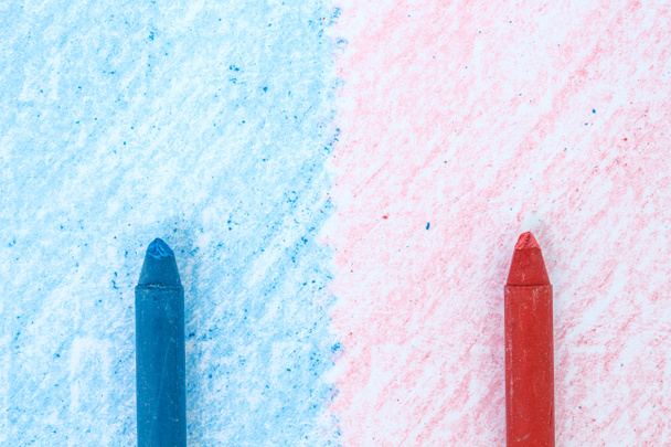 ホワイト ペーパー バック グラウンド テクスチャの上に青と赤のクレヨン絵 - 写真・画像