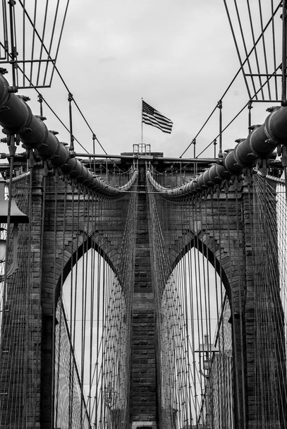 Brooklyn Köprüsü'nün yapısı - mükemmel simetri - Fotoğraf, Görsel