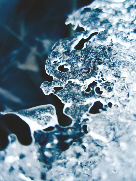 気まぐれな氷の壁。氷から自然の彫刻。自然自然の彫刻が見つかりました。自然の氷の彫刻。リスのような氷から作られた彫刻 - 写真・画像
