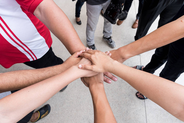 Trabajo en equipo con las manos unidas y de pie juntos para el negocio de éxito cooperación, ganar en todo
. - Foto, imagen