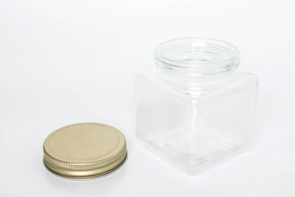 Skleněný džbán prázdný na bílém pozadí - Fotografie, Obrázek