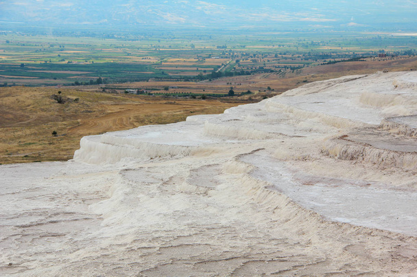 pamukkale - Baumwollburg, Provinz Denizli im Südwesten der Türkei. Gebiet ist berühmt für ein weißes Karbonat-Mineral, das fließendes Wasser hinterlässt - Foto, Bild