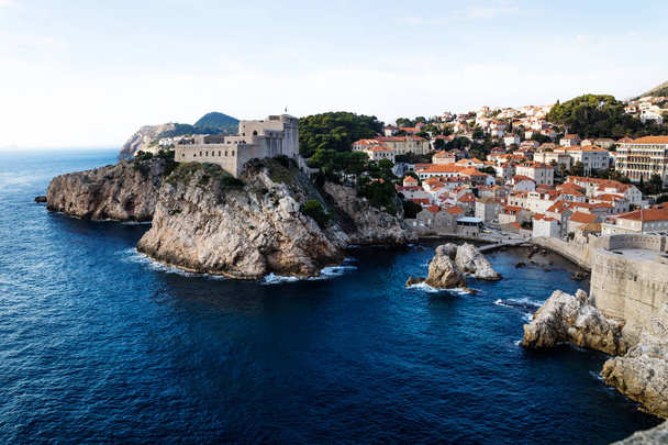 Dubrovnik Hırvatistan koyu mavi okyanus üzerinde kale duvarlarından görüntülemek - Fotoğraf, Görsel