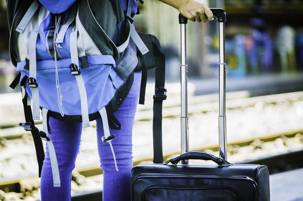 Zadní pohled cestující asijské ženy, čekání na vlak, se zavazadly a velké batohy, pojetí cestování ve vlaku summerby - Fotografie, Obrázek