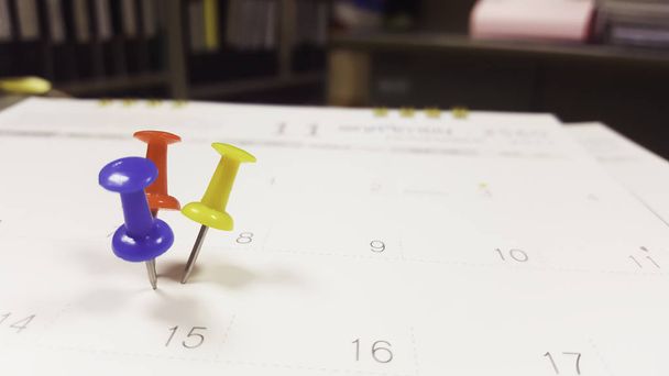 Foco macio-close-up calendário com pinos para lembretes e prazo, compromissos Importante, organizar para gerenciar o tempo, e gerenciamento de reuniões para evitar erros no planejamento de tarefas importantes
 - Foto, Imagem