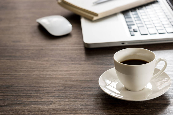 schwarzer Kaffee auf dem Schreibtisch mit Computer, silberner Stift. Business-Tisch-Ansicht mit Kopierraum-Konzept. - Foto, Bild
