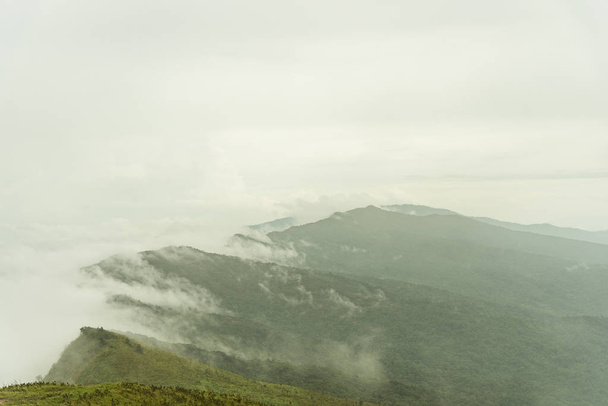 Berg und Nebelmeer unter dem Regen und bewölkten Himmel Blick von suan ya luang in der Provinz nan, nördlich von Thailand. - Foto, Bild