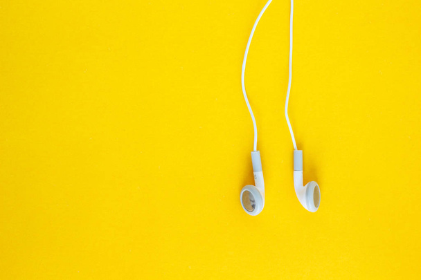 fones de ouvido ou fones de ouvido em fundo amarelo
 - Foto, Imagem