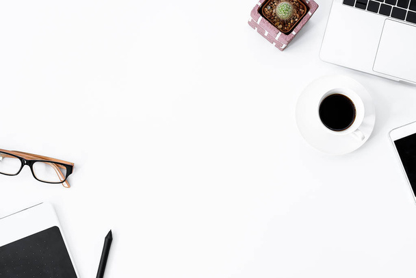 Graphic Designer biały stół roboczy z komputerem, kaktusem, kawą, telefonem i długopisem do ciężkiej pracy rano z widokiem z góry. Koncepcja widoku biurka. - Zdjęcie, obraz