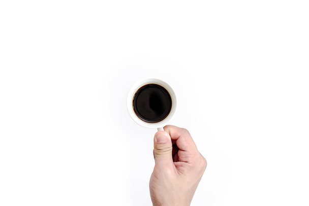 Мужчина задерживается за то, что пил черный кофе по утрам. Черный кофе чашки изолированы на белом фоне концепции
. - Фото, изображение