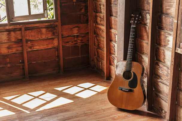 Stará kytara classic v pokoji na zeď dřevěné. - Fotografie, Obrázek