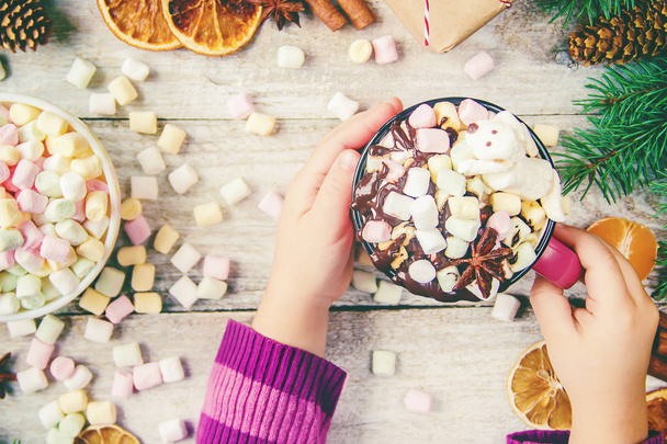 Horká čokoláda a marshmallow na vánoční pozadí. Selektivní fokus. jídlo. - Fotografie, Obrázek