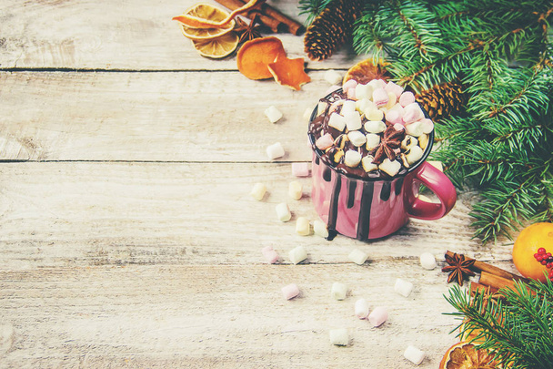 Chocolate quente e marshmallow no fundo de Natal. Foco seletivo. alimentos
. - Foto, Imagem
