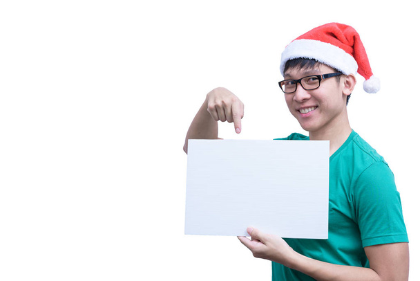 Aasian Joulupukki mies silmälasit ja vihreä paita on tilalla valkoinen tyhjä mainos banneri eristetty valkoisella taustalla kopiotilaa. - Valokuva, kuva