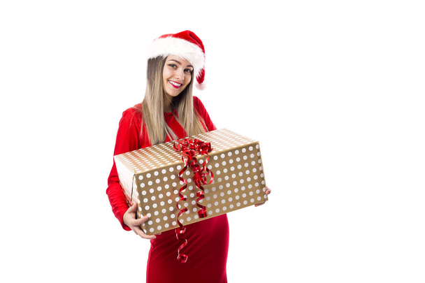 Podekscytowany młoda kobieta trzymając wielki prezent na biały. Czas Bożego Narodzenia. - Zdjęcie, obraz