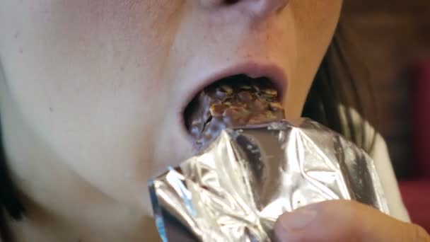 Womans úst detail, který jí čokoládu a pije kávu - Záběry, video