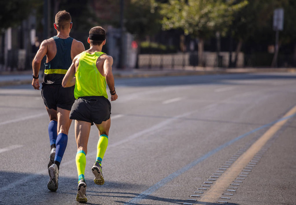 Maraton wyścigu, dwóch mężczyzn biegaczy na drogach miasta, widok z tyłu, kopiować miejsca - Zdjęcie, obraz