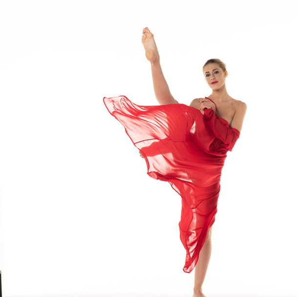 joven hermosa chica posando desnuda en el estudio, de pie en ropa roja
 - Foto, imagen