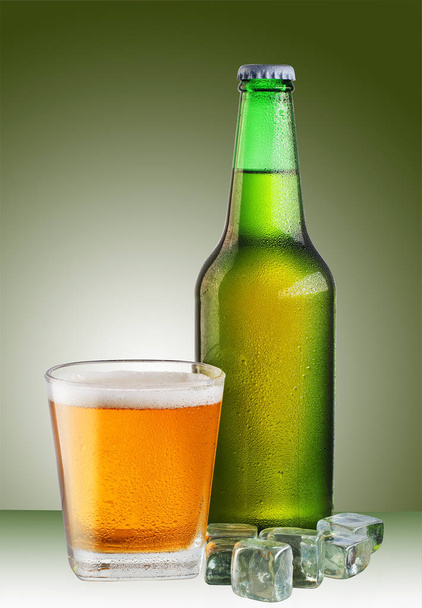un bicchiere di birra con una bottiglia
 - Foto, immagini