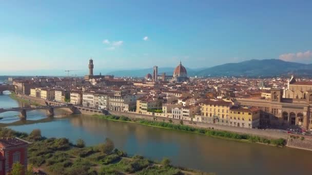 空撮。フィレンツェ ヴェッキオ橋とイタリアの街のスカイライン. - 映像、動画