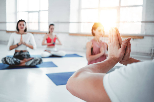 Grupo de yoga chica practican ejercicio juntos clase indoor. concepto de estilo de vida saludable
 - Foto, Imagen