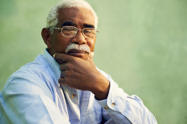 Retrato de un viejo afroamericano serio mirando a la cámara
 - Foto, Imagen